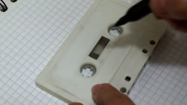 Audio cassette etiquetado demostración portátil — Vídeo de stock