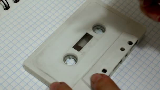 オーディオ ・ カセット テープのラベル付けレトロ ハンドヘルド — ストック動画