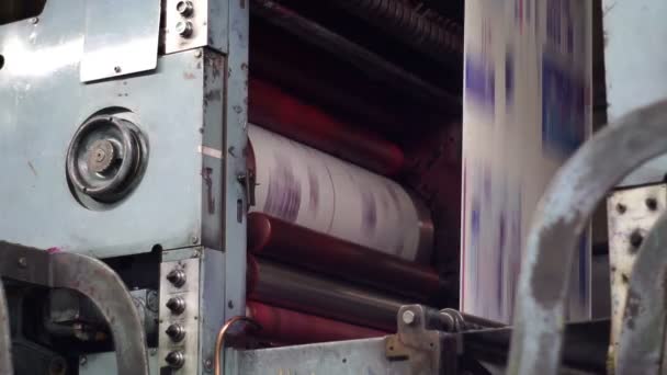 Tambor de tinta roja de prensa offset industrial — Vídeos de Stock