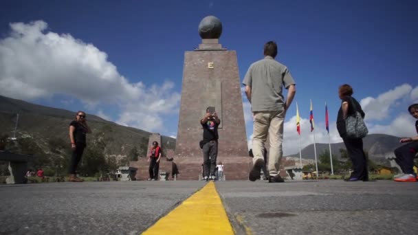 Pomnik Mitad Del Mundo niski kąt — Wideo stockowe