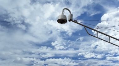 Güvenlik kamerası Timelapse bulutlar karşı