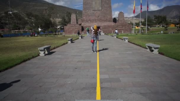 Στη μέση της λήψης del Mundo μνημείο χειρός κλίση επάνω — Αρχείο Βίντεο