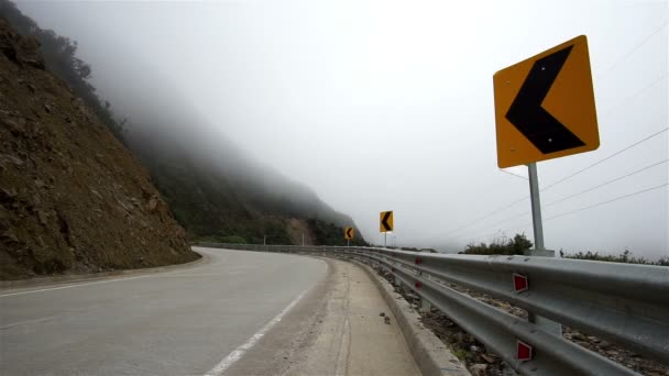 Mountian Road Misty Peligros de niebla — Vídeo de stock