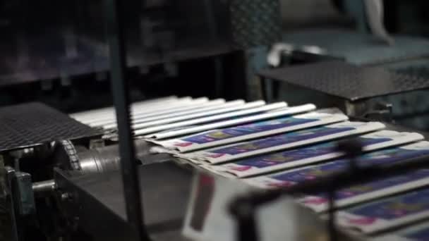 Industriella offsetpress färdiga tidningar handhållna — Stockvideo