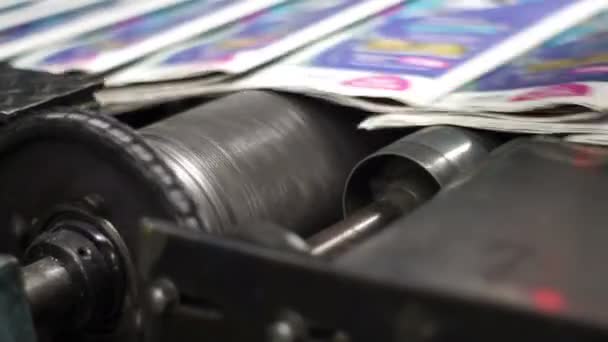 Industrielle Offsetdruckmaschine fertige Zeitungen Handheld Nahaufnahme — Stockvideo