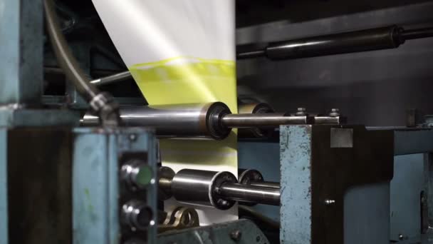 Industriella offsetpress papper broschyren långsam — Stockvideo