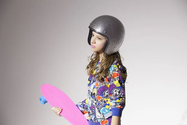 Girl with  a skateboard — Stock Photo, Image