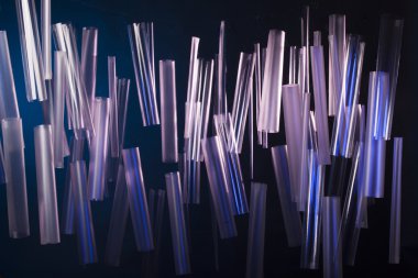 arka plan ile renkli plastik tüpler