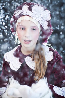 Kız kar arka plan üzerinde