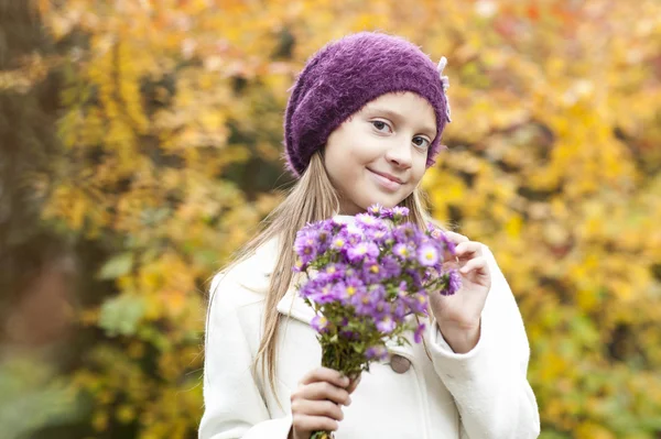 Dívka s květinami — Stock fotografie