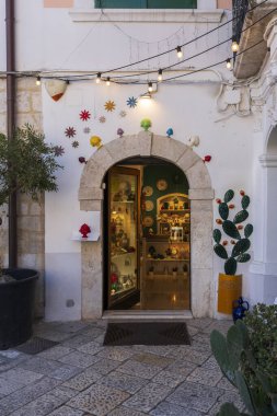 Puglia, İtalya 'nın Bari şehrinde renkli yıldızlı güzel bir dükkan.