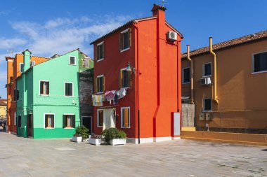 İtalya 'da Venedik yakınlarındaki Burano' nun parlak renkli evleri.