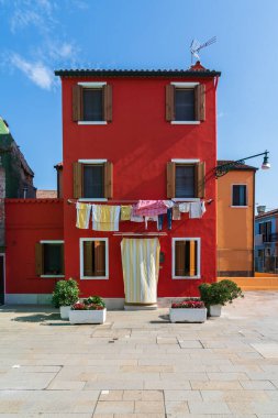 İtalya 'da Venedik yakınlarındaki Burano' nun parlak renkli evleri.