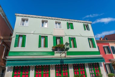 İtalya 'da Venedik yakınlarındaki Burano' nun parlak renkli evleri.