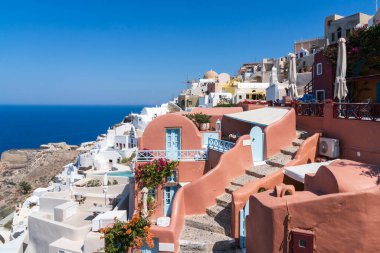 Santorini 'nin kuzey noktası Yunanistan ve Avrupa' ya tünemiş Oia Köyü.