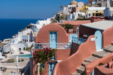 Santorini 'nin kuzey noktası Yunanistan ve Avrupa' ya tünemiş Oia Köyü.