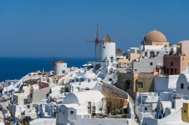 Santorini 'nin kuzey noktası Yunanistan ve Avrupa' ya tünemiş Oia Köyü.
