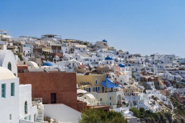 Santorini 'nin kuzey noktası Yunanistan ve Avrupa' ya tünemiş Oia Köyü.
