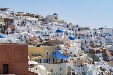 Santorini 'nin kuzey noktası Yunanistan ve Avrupa' ya tünemiş Oia Köyü.