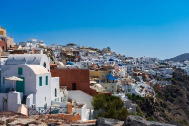 Santorini 'nin kuzey noktası Yunanistan ve Avrupa' ya tünemiş Oia Köyü.