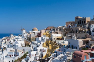 Santorini 'nin kuzey noktası Yunanistan ve Avrupa' ya tünemiş Oia Köyü.