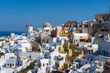 Santorini 'nin kuzey noktası Yunanistan ve Avrupa' ya tünemiş Oia Köyü.