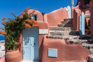 Santorini 'nin kuzey noktası Yunanistan ve Avrupa' ya tünemiş Oia Köyü.