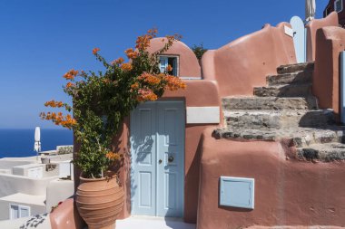 Santorini 'nin kuzey noktası Yunanistan ve Avrupa' ya tünemiş Oia Köyü.