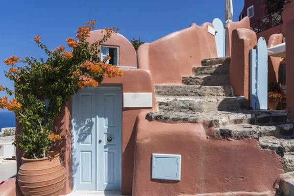 Santorini 'nin kuzey noktası Yunanistan ve Avrupa' ya tünemiş Oia Köyü.