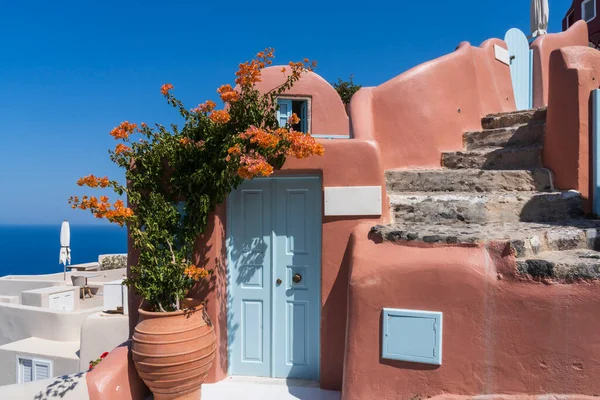 Santorini 'nin kuzey noktası Yunanistan ve Avrupa' ya tünemiş Oia Köyü.