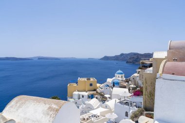 Oia, Santorini, Yunanistan Avrupa 'daki Mavi Kubbeli Kiliselerin Yüksek Bakış açısı