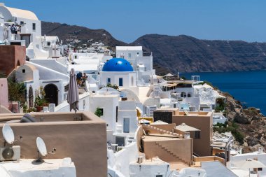 Santorini 'nin kuzey noktası Yunanistan ve Avrupa' ya tünemiş Oia Köyü.