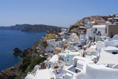 Santorini 'nin kuzey noktası Yunanistan ve Avrupa' ya tünemiş Oia Köyü.