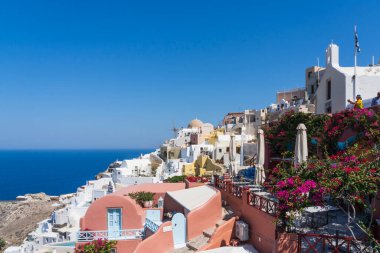 Santorini 'nin kuzey noktası Yunanistan ve Avrupa' ya tünemiş Oia Köyü.