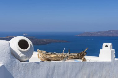 Fira, Santorini, Yunanistan, Avrupa 'da yıkanmış beyaz bir binanın tepesindeki eski gemi enkazı.