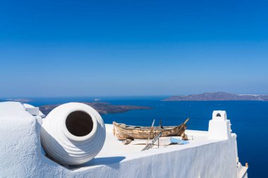 Fira, Santorini, Yunanistan, Avrupa 'da yıkanmış beyaz bir binanın tepesindeki eski gemi enkazı.