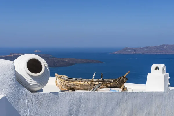 Fira, Santorini, Yunanistan, Avrupa 'da yıkanmış beyaz bir binanın tepesindeki eski gemi enkazı.