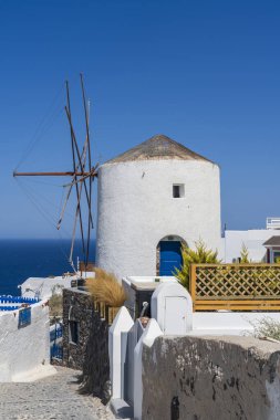 Oia, Santorini, Yunanistan ve Avrupa 'da geleneksel beyaz yel değirmeni