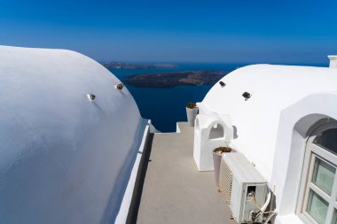 Adımlarını Agean Denizi 'ne, volkana, Fira' ya, Santorini 'ye, Yunanistan' a, Avrupa 'ya atıyor.