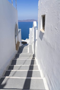 Adımlarını Agean Denizi 'ne, volkana, Fira' ya, Santorini 'ye, Yunanistan' a, Avrupa 'ya atıyor.