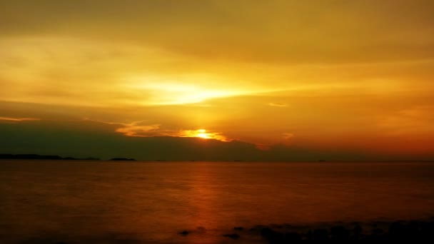 Puesta de sol de oro del océano — Vídeo de stock