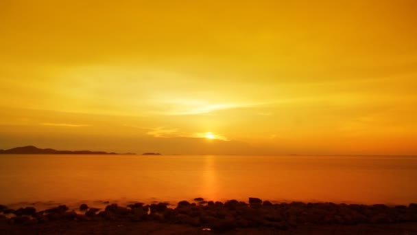 Goldener Sonnenuntergang am Meer — Stockvideo