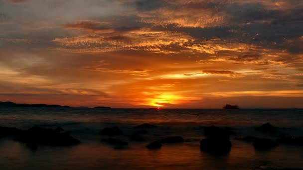 Dramatischer Sonnenuntergang über dem Meer — Stockvideo