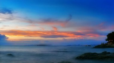 Denizin üzerinde gün batımı