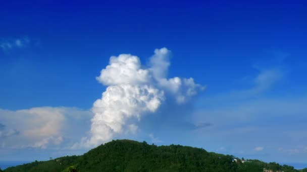 Nuvem sobre montanha — Vídeo de Stock