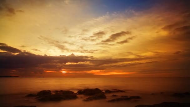 Dramatischer Sonnenuntergang über dem Meer — Stockvideo