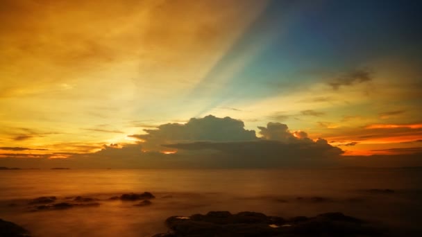 Dramatische oceaan zonsondergang met zonnestralen — Stockvideo