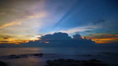 Dramatik Okyanusu günbatımı yapraklara ile