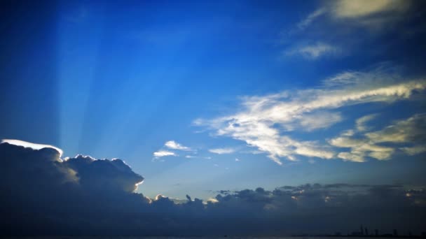 Raios de sol por trás da nuvem — Vídeo de Stock