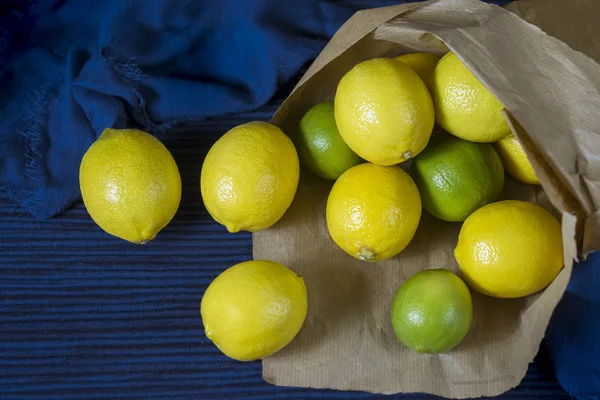 紙の買い物袋にレモンの山 — ストック写真